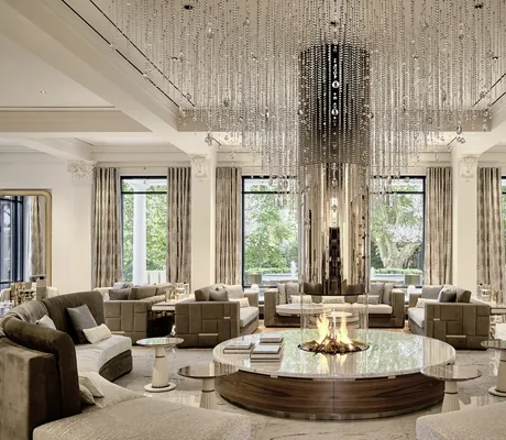 Lobby im Grand Resort Bad Ragaz mit runden Sitzmöbeln und eleganten Perlenschnüren an der Decke