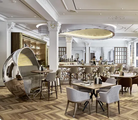 Restaurant mit silberner Kugel zum Sitzen und silber verzierter Bar in der Mitte