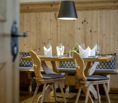 traditionelle Restaurantstube mit Holzvertäfelung im Klosterhof Bayerisch Gmain