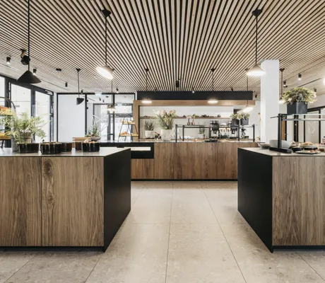 Büffetbereich im Landhotel Voshövel mit großen Holzkuben zur Präsentation der Gerichte