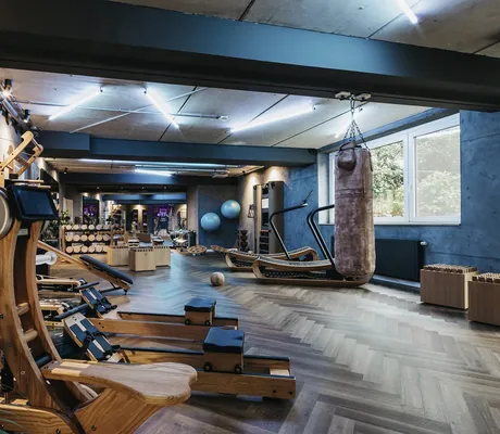 Fitnessraum mit Retro-Fitnessgeräten und schwarzen Balken