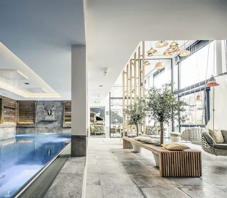 Indoorpool mit Blick auf Geweih und Altholzwände im Landhotel Voshövel