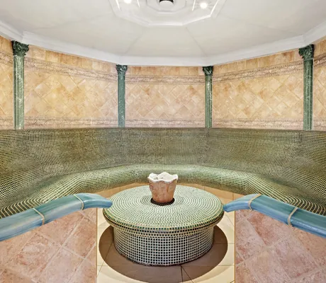 Dampbad mit rosa Kacheln und Moasaikkacheln auf den Sitzen im Marc Aurel