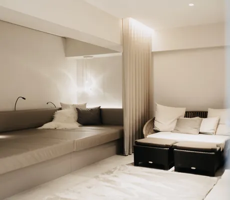 Ruheecke mit Kissen und weißem Fell im Spabereich des Öschberghof