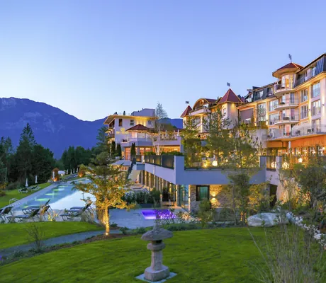 Außenansicht des schlossartigen Panorama Royal mit Outdoorpool und Parkanlage