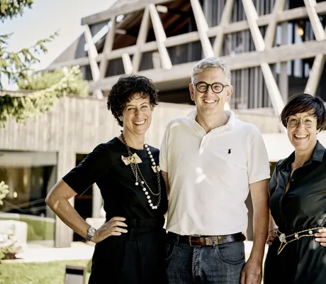 Inhaberfamilie Zelger-Mahlknecht vor der Fassade des Hotel Pfösl