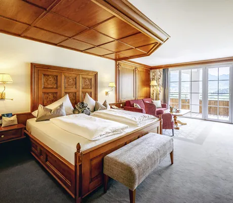 Dopplezimmer im Hotel Post Lermoos mit Holz-Kassettendecke und Blick auf den riesigen Balkon