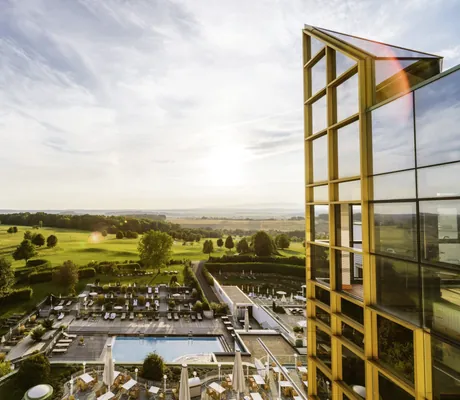 Blick von oben auf die Fassade des Reiters Supreme 5* Hotel mit Außenpool