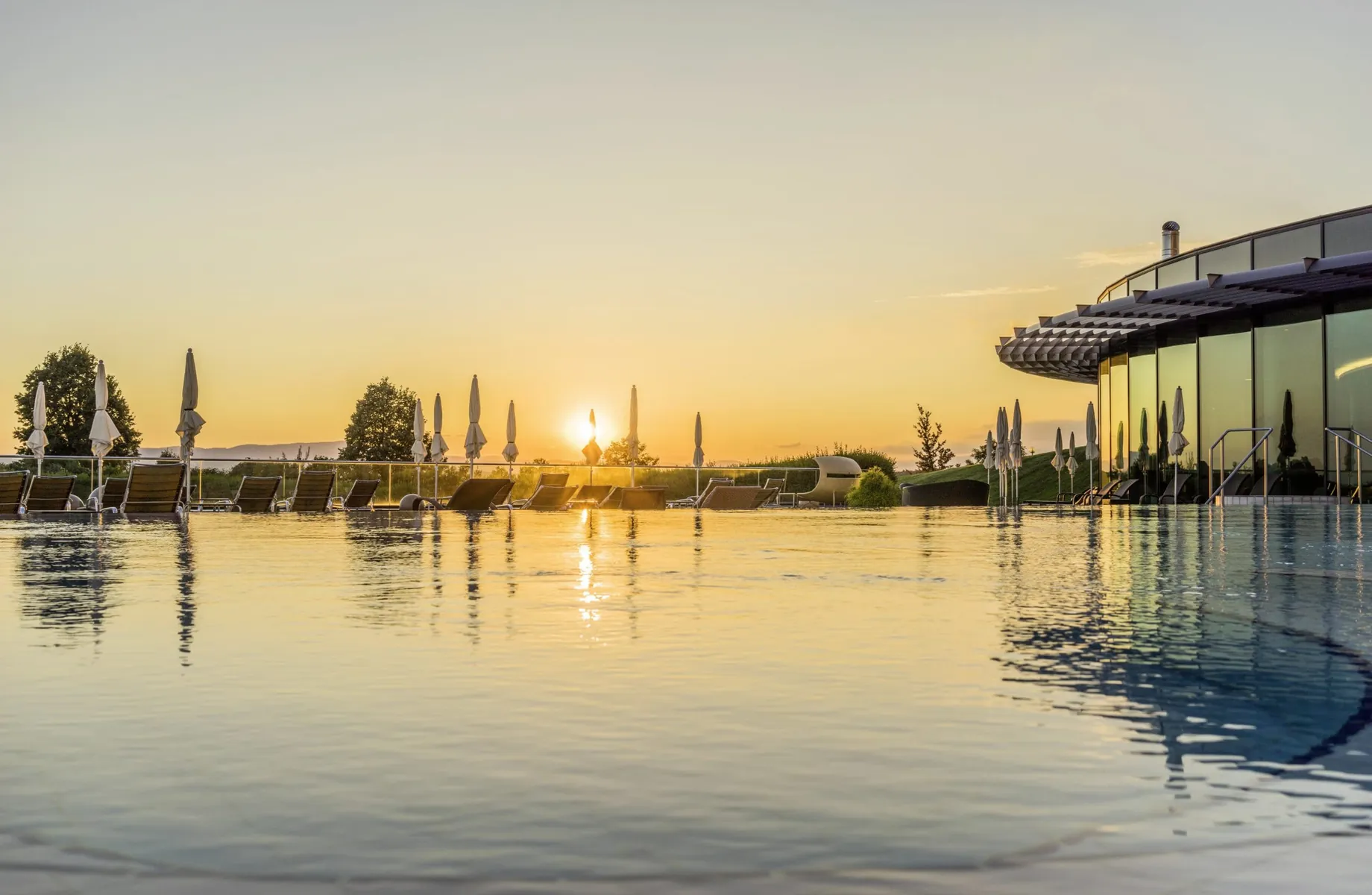 Außenpool des Reiters Supreme 5* Hotel im Sonnenuntergang mit Rondell des Spabereichs