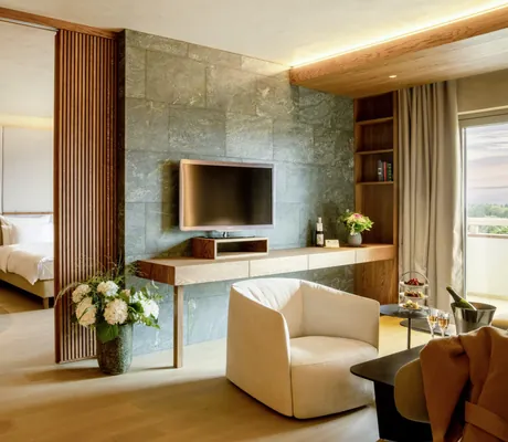 Suite im Reiters Supreme 5* Hotel mit grüner freistehender Badewanne und Granitwand