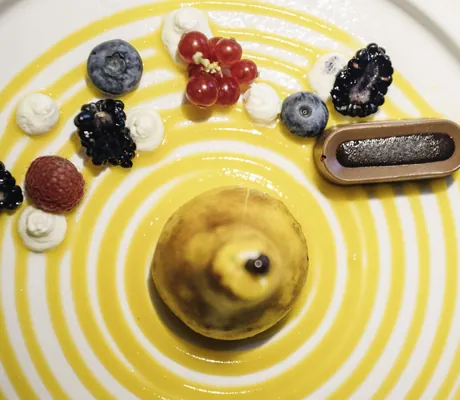 Birnendessert mit runden gelben Kreisen und Beeren im Sensoria Dolomites