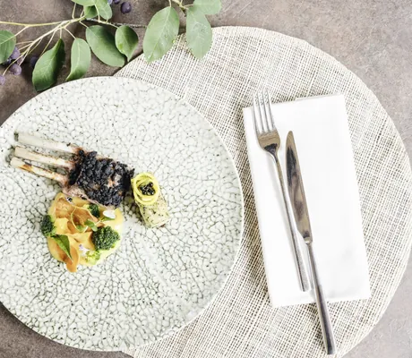 Gericht mit Spargel auf marmoriertem Teller im Sensoria Dolomites