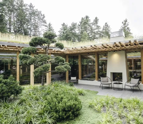 japanisch angelgeter Garten mit Bonsaibaum auf der Terrasse mit Kamin im Sensoria Dolomites