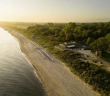 Restaurant Bootshaus in direkter Strandlage mit Strandkörben im Sand