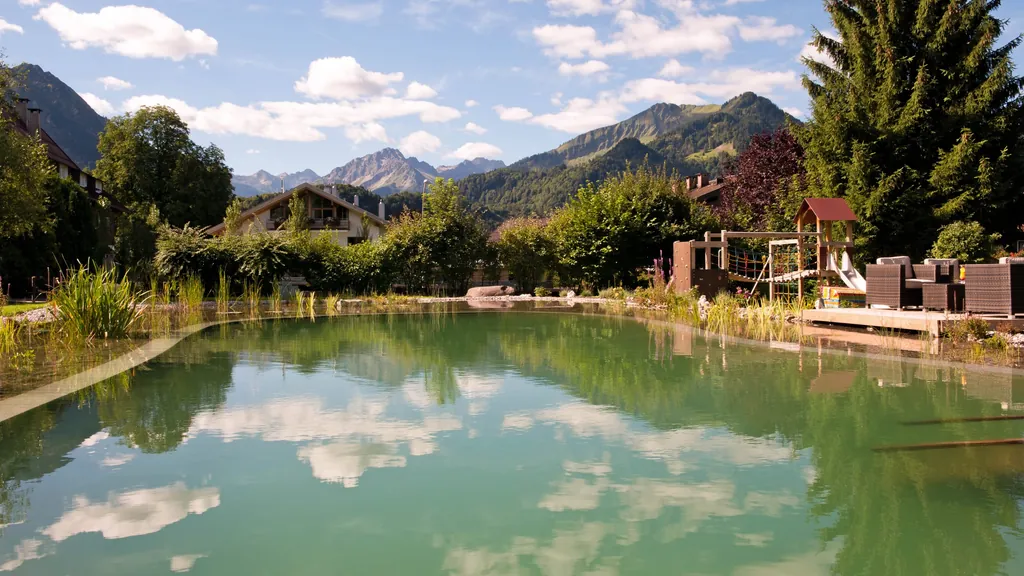 Schwimmteich des Hotel Franks mit Blick auf die umgebenden Berge