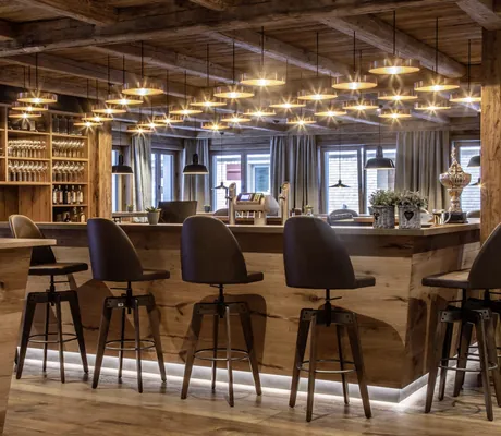 Hippe Holzbar im Berghaus Schröcken