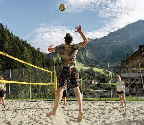 Beachvolleyball im Berghaus Schröcken vor Bergkulisse