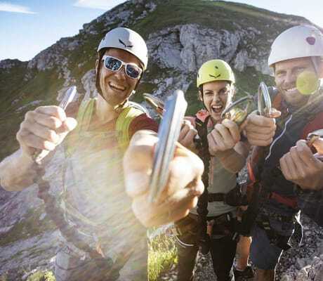 Gruppe Bergsteiger freuen sich über Gipfelbesteigung