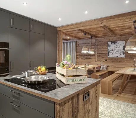 Chalet mit Kochinsel und Sitzgruppe im Berghaus Schröcken