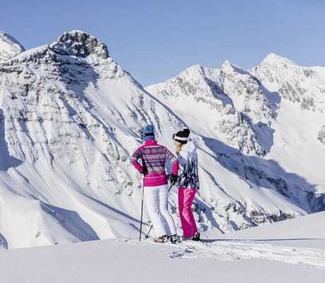 Skifahrerinnen betrachten Bergkulisse