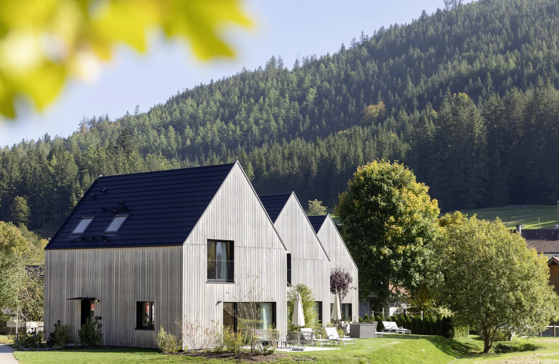 Chalets des Hotel Engel Obertal von außen mit Blick auf die Baiersbronner Hügellandschaft