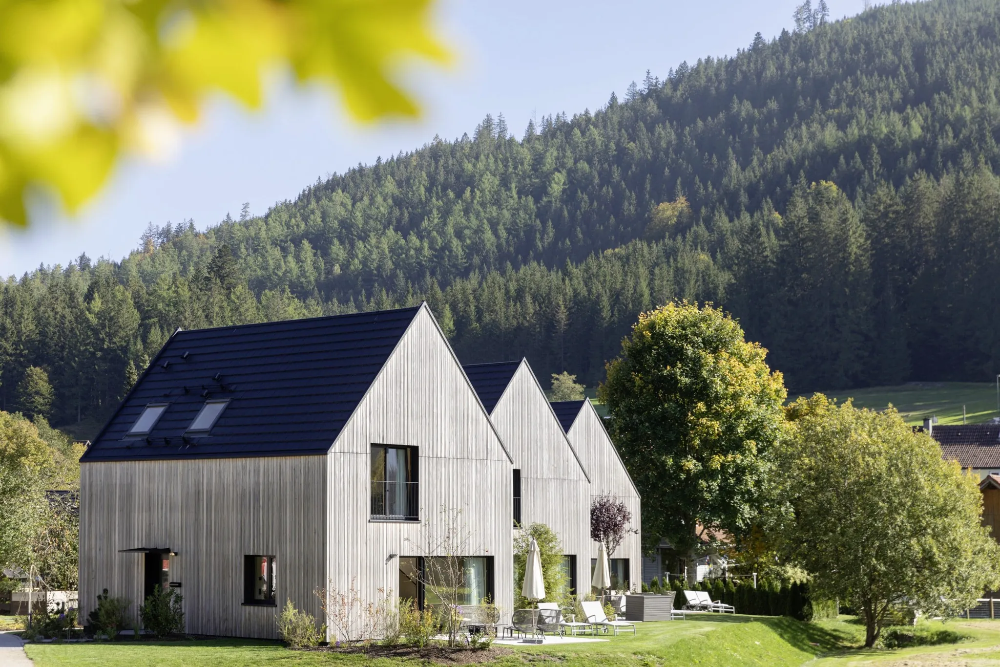 Chalets des Hotel Engel Obertal von außen mit Blick auf die Baiersbronner Hügellandschaft
