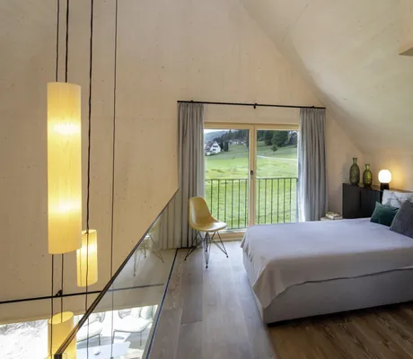 Daybed auf der Galerie des Chalets im Hotel Engel Obertal mit Blick auf die Wiese