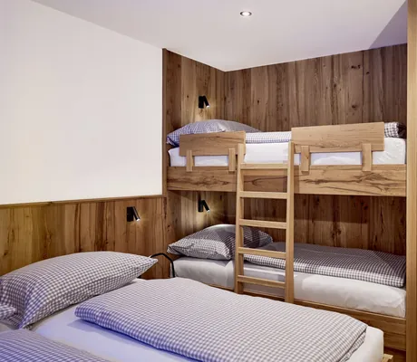 Familienzimmer mit Kinderetagenbett im Berghaus Schröcken