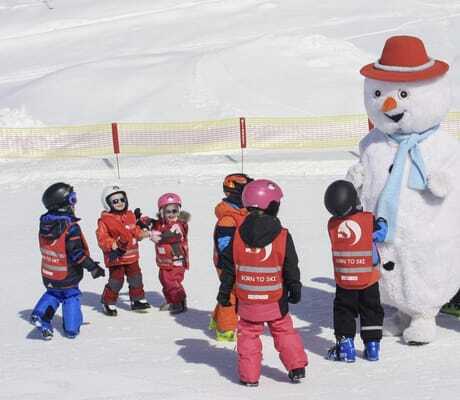 Kinder mit Schneemann Pauli in der Skischule Salober Schroecken Warth des Berghaus Schröcken