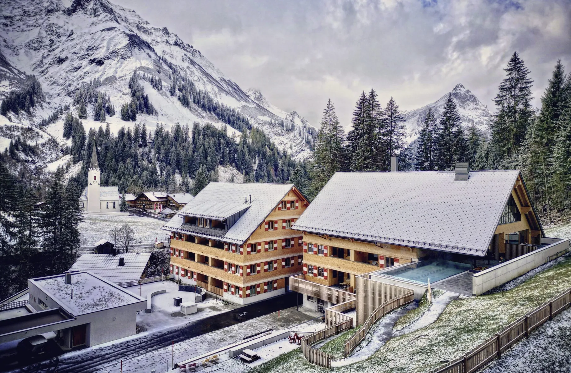 Außenaufnahme der Hotelanlage Berghaus Schröcken