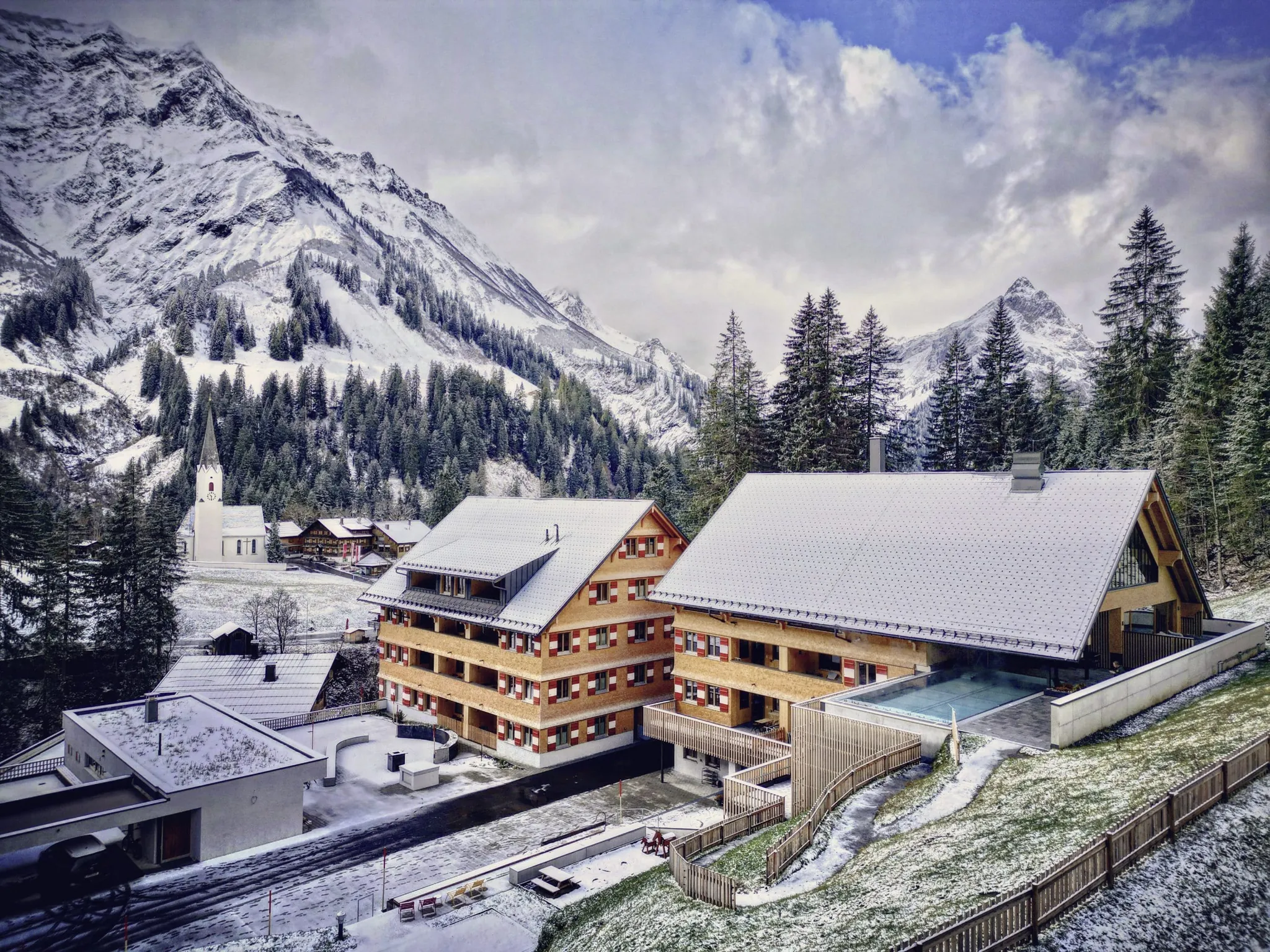 Außenaufnahme der Hotelanlage Berghaus Schröcken
