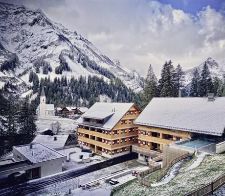 Außenaufnahme der Hotelanlage Berghaus Schröcken