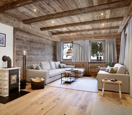 Calet mit Sofas und Kamin im Berghaus Schröcken