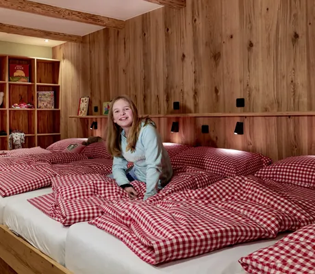 XL-Kinderbett für sechs mit Mädchen im Berghaus Schröcken