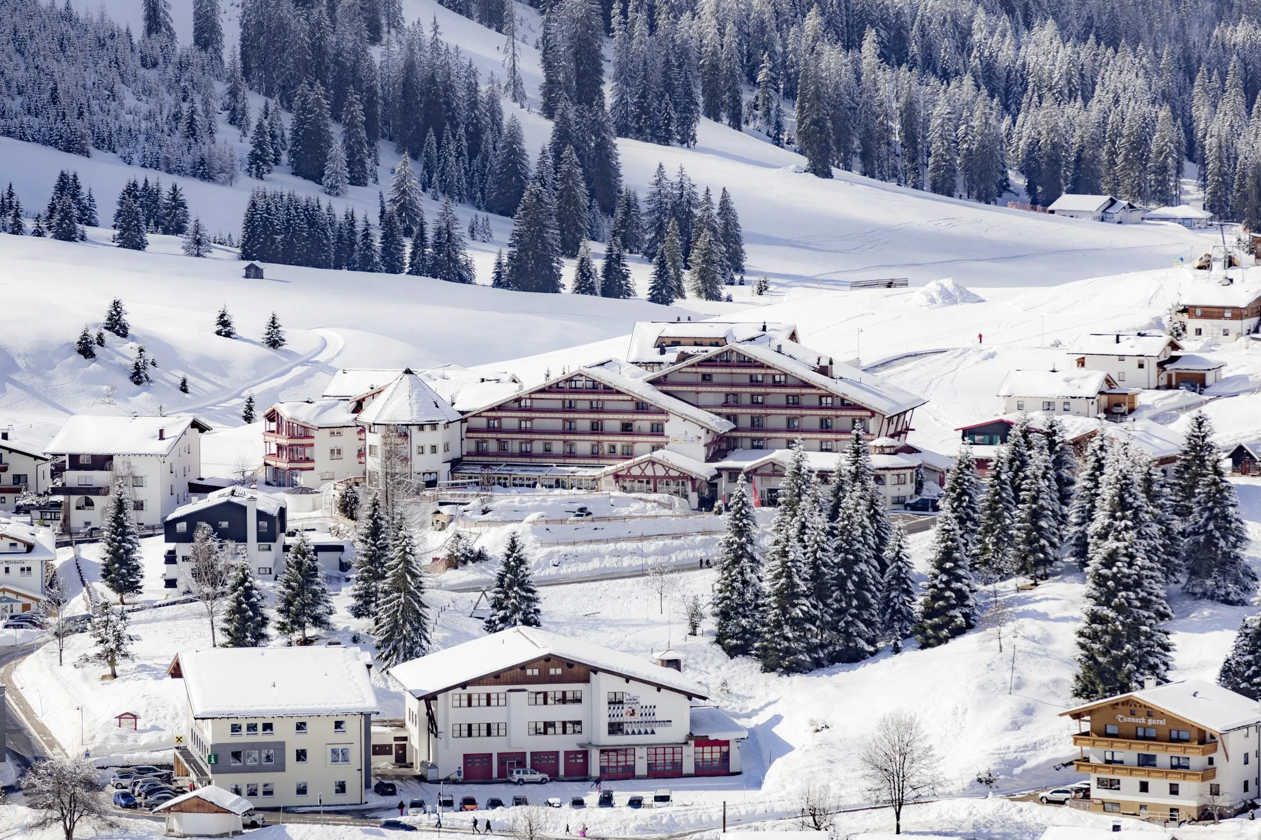 Winterliche Aussenansicht des Familotel Kaiserhof im Berwang im Schnee