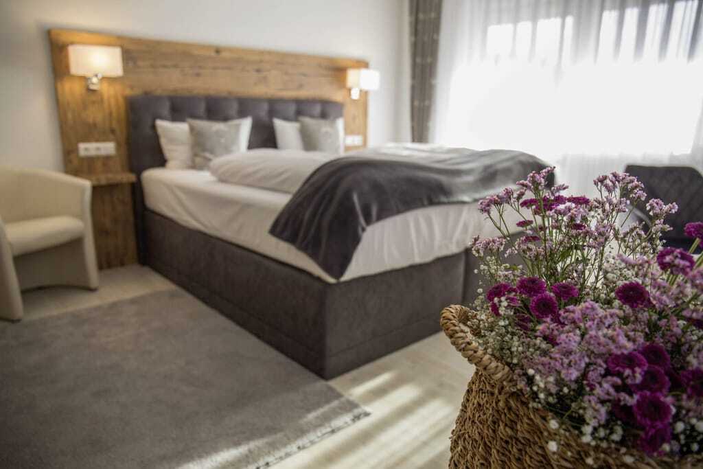 Doppelzimmer im Friedrichshof mit Blumenkorb im Vordergrund