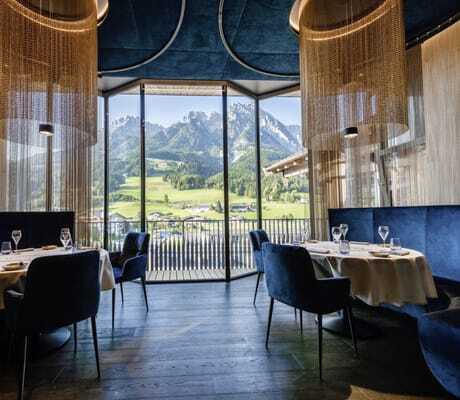 Gourmetrestaurant dahoam im Good Life Resort Riederalm mit stilvollen, bodenlangen Dekorationsketten