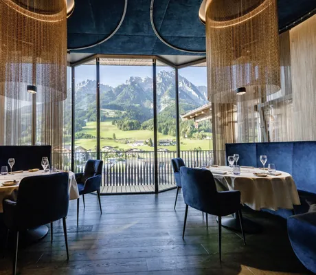 Gourmetrestaurant dahoam im Good Life Resort Riederalm mit stilvollen, bodenlangen Dekorationsketten