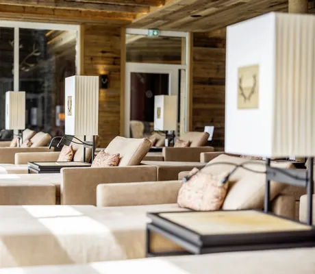 Ruheraum im Hotel Sacher Seefeld mit HIrschgeweih-Lampen