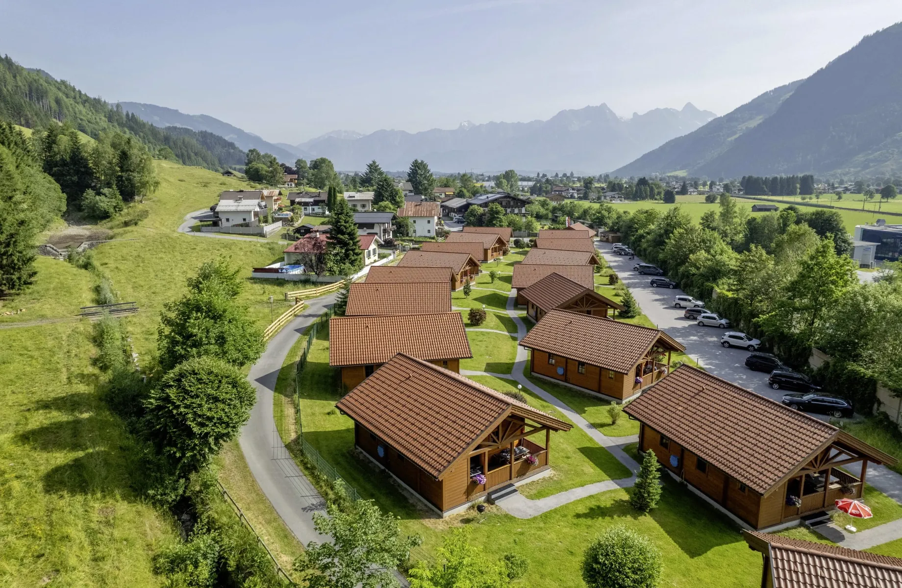 Anlage mit verschiedenen Chalets mit Blick auf die Berge im Feriendorf Oberreit