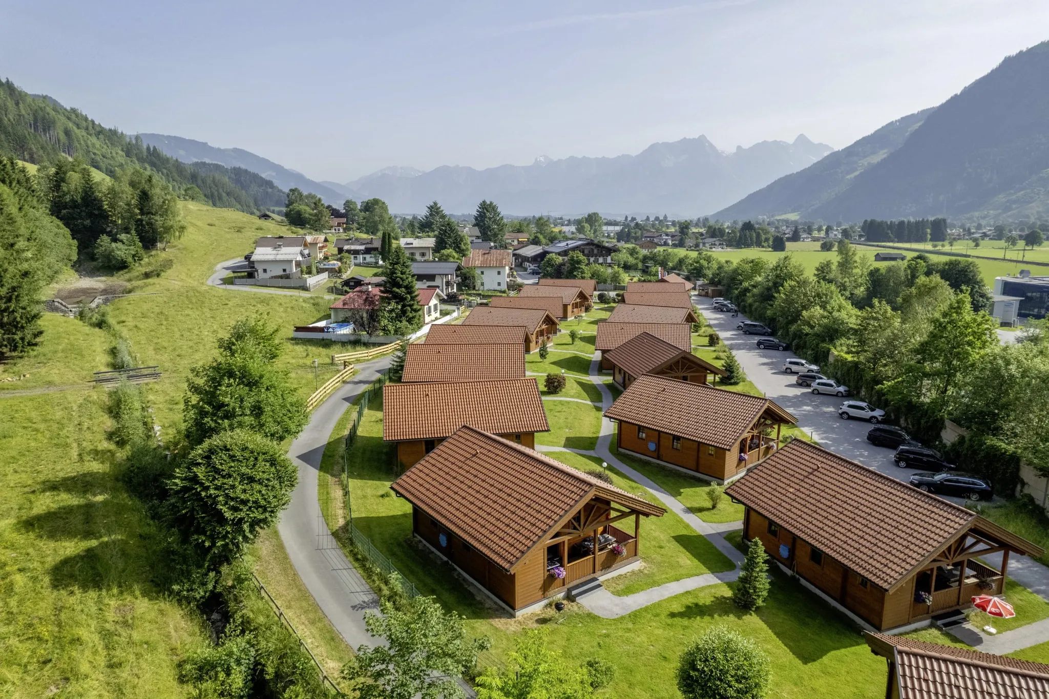 Anlage mit verschiedenen Chalets mit Blick auf die Berge im Feriendorf Oberreit