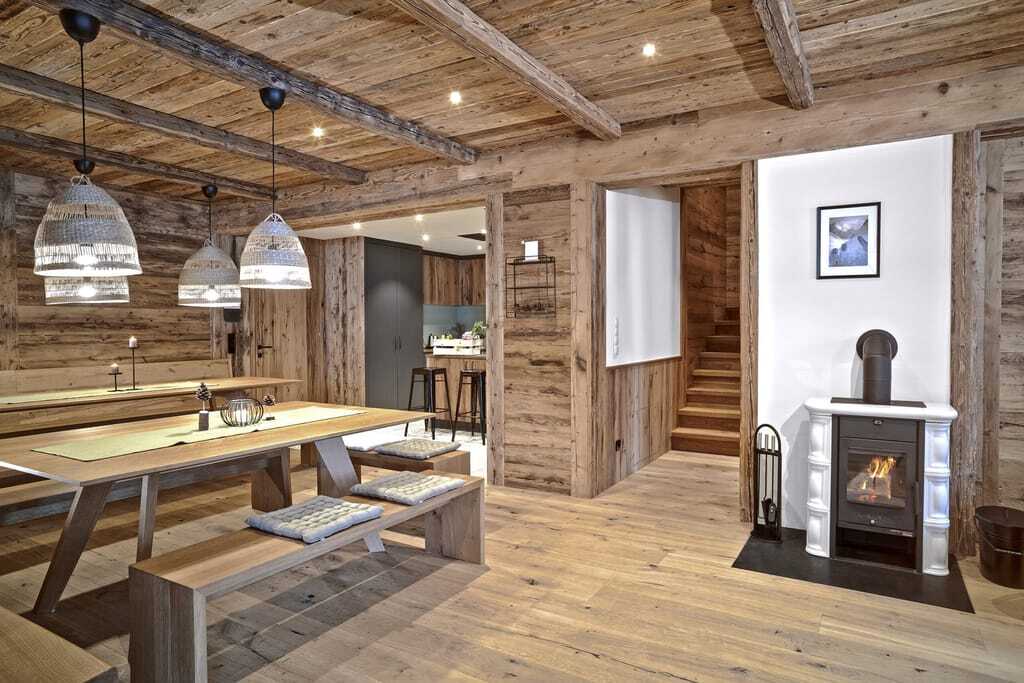 Holzvertäfeltes Chalet mit offenem Kachelofen im Berghaus Schröcken