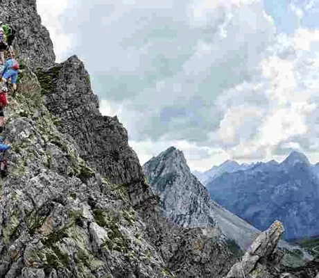 Kletterer auf dem Klettersteig Karhorn in Warth