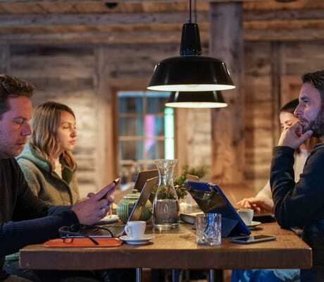 Tagungsrunde mit Laptops am Holztisch im Berghaus-Schroecken