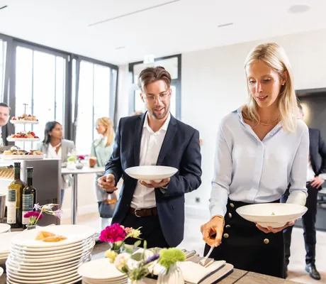 Tagungsgruppe am Buffet mit Front cooking-Gerichten im Hotel Öschberghof