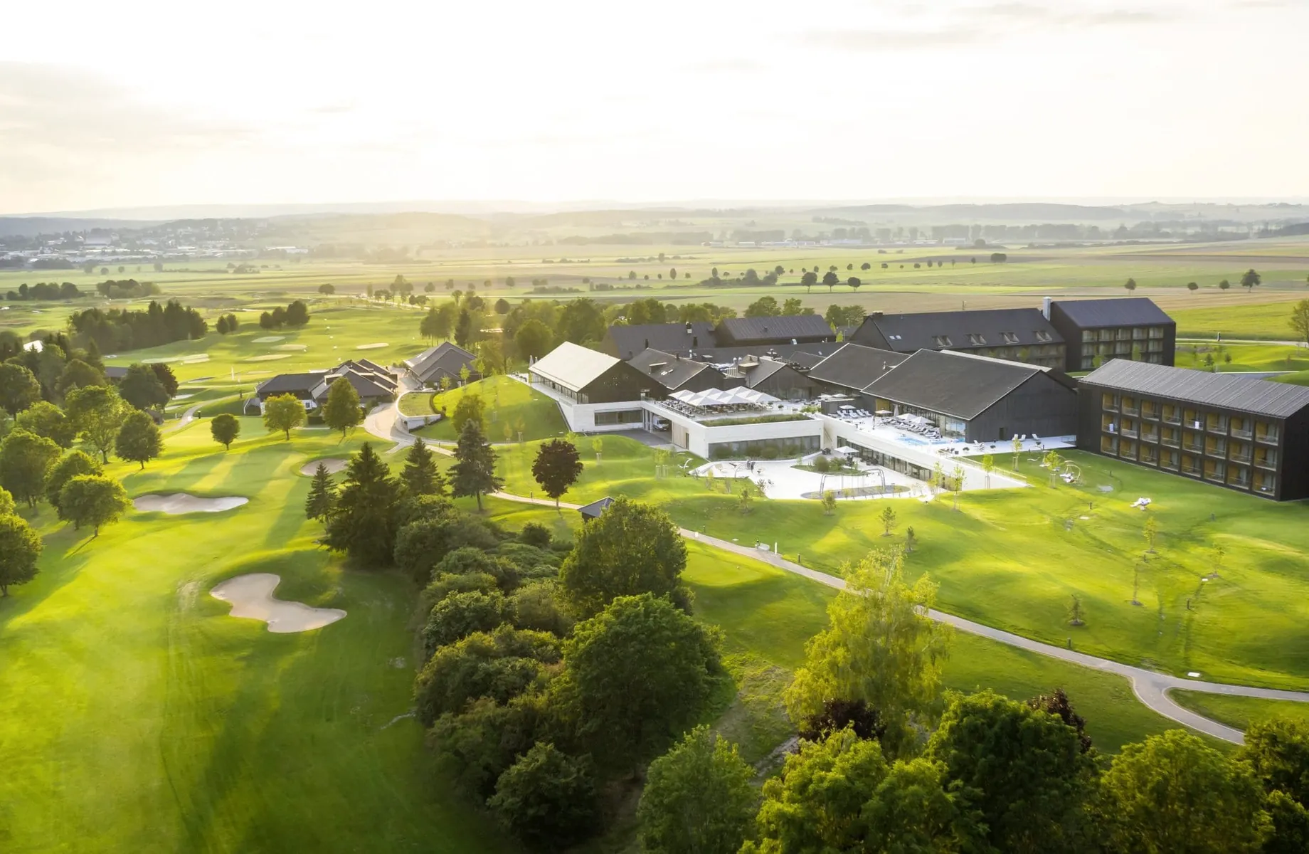 Aussenanlage mit Golfplatz Hotel Öschberghof