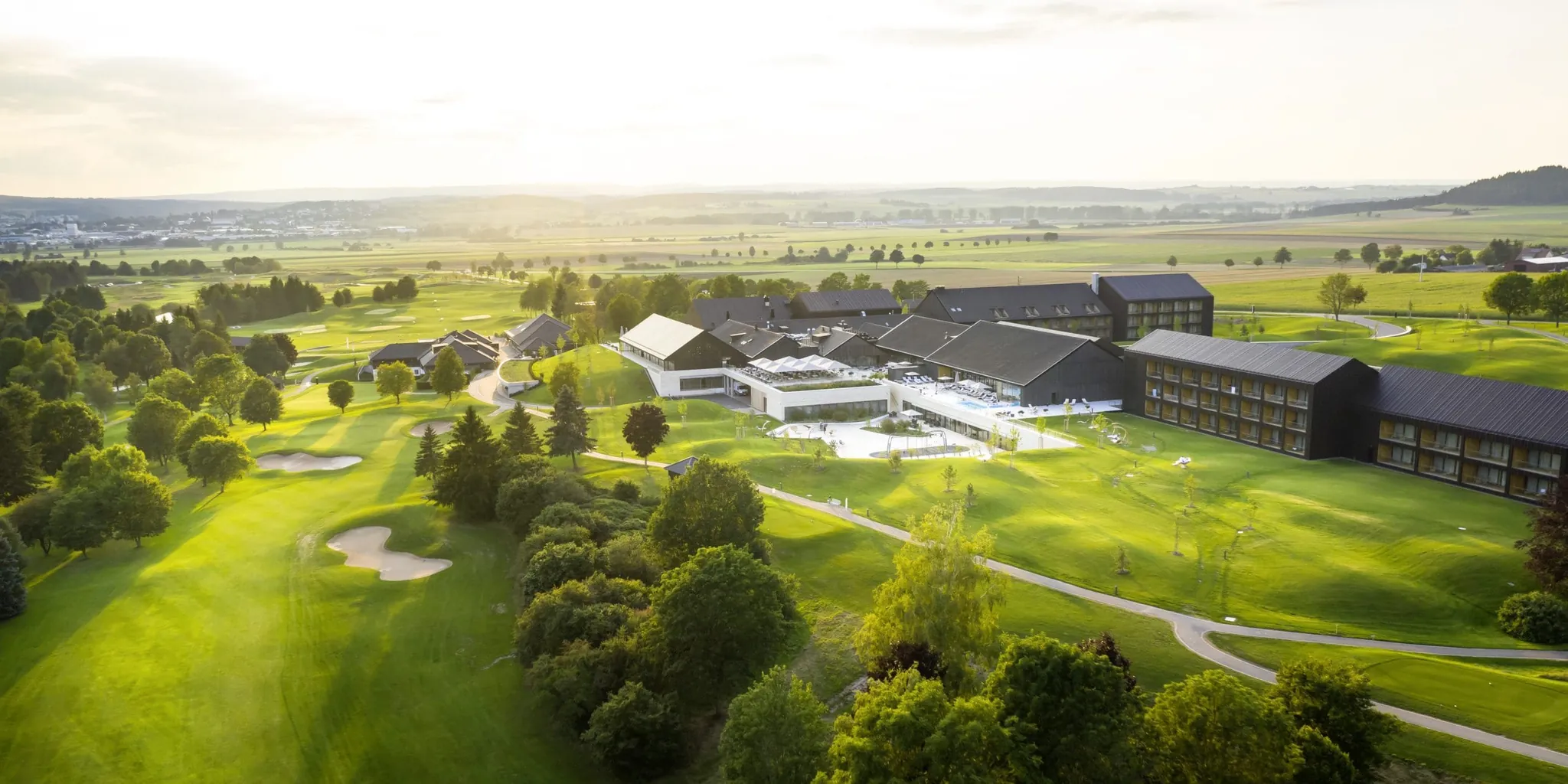 Aussenanlage mit Golfplatz Hotel Öschberghof