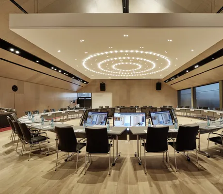 Festsaal mit Holzausstattung und Bankettbestuhlung im Hotel Öschberghof