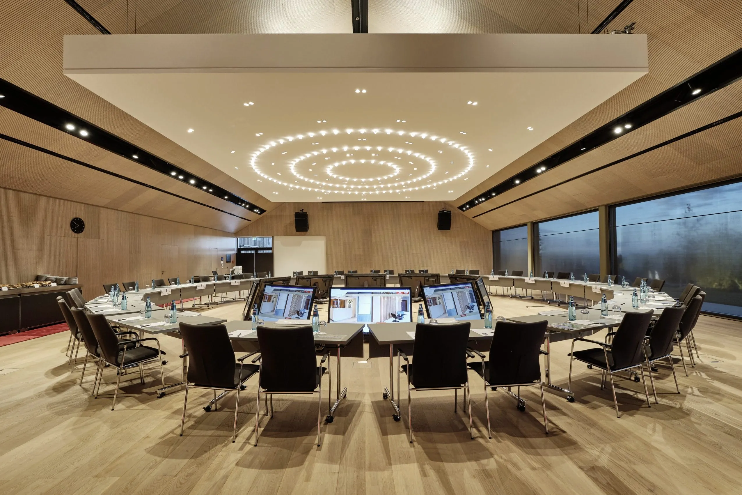 Festsaal mit Holzausstattung und Bankettbestuhlung im Hotel &Ouml;schberghof