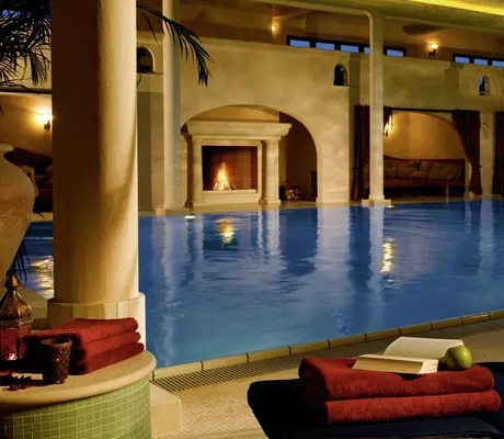 Indoor-Schwimmbad im Orient-Stil in der Yachthafenresidenz Hohe Düne